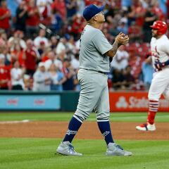 El mexicano Julio Urías es el segundo pitcher de los Dodgers que acepta cuatro jonrones en un inning