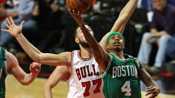 CHICAGO, IL - APRIL 23: Isaiah Thomas #4 of the Boston Celtics drives to the basket past Joffrey Lauvergne #77 of the Chicago Bulls during Game Four of the Eastern Conference Quarterfinals during the 2017 NBA Playoffs at the United Center on April 23, 2017 in Chicago, Illinois.   Jonathan Daniel/Getty Images/AFP
 == FOR NEWSPAPERS, INTERNET, TELCOS &amp; TELEVISION USE ONLY ==