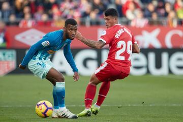 Thomas Lemar y Pedro Porro pelean por el balón. 
