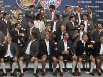 Team members of the German first division Bundesliga football club FC Bayern Munich pose during a group photo at the set of a beer advertising photo shoot of in Munich, southern Germany, on September 14, 2016. / AFP PHOTO / CHRISTOF STACHE