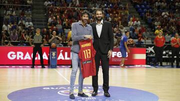 Mumbrú, en el homenaje de la Federación, con Garbajosa