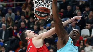 Kevin Seraphin realiza un mate ante Semen Antonov durante el partido entre el CSKA Mosc&uacute; y el Barcelona.