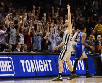 Spurs 129 - Warriors 127 (1-0). El jugador de los Spurs Manu Ginobili celebra su canasta ganadora ante los Warriors.