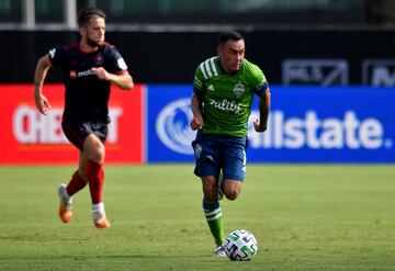 Nicolás Lodeiro conduce la pelota en un partido de los Seattle Sounders, el campeón de la Concacaf.