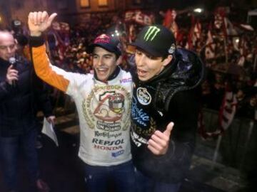 La localidad de Cervera se volcó, a pesar de la lluvia, en el recibimiento del Campeón del Mundo de MotoGP. Marc con su hermano Álex.