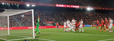 2-0. Falta directa desde el borde del área de Georgia.  Mikel Oyarzabal, con un brutal zurdazo, supera a Giorgi Mamardashvili que no ve llegar el balón y le rebasa.