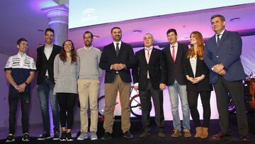 Foto de familia de Andaluc&iacute;a, pasarela del Deporte 2017. con Alejandro Blanco, Francisco Javier Fern&aacute;ndez, Alvaro Bautista, etc. 