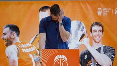 Víctor Claver, emocionado, durante su acto de despedida del baloncesto.