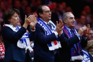 El Presidente de Francia, Francois Hollande, y Martine Aubry, en el punto de dobles de la final de Copa Davis entre Francia y Suiza en Lille.