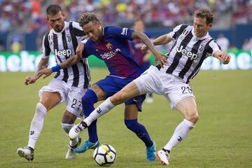 Neymar da Silva Jr (FC Barcelona) pelea el balón entre Stefano Sturano (Juventus CF) y Stephan Lichtsteiner (Juventus CF)