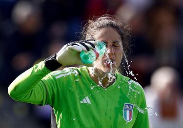 Italia y Colombia se enfrentaron ayer, en el Stadio Tre Fontane de Roma, en un amistoso de preparación para el Mundial femenino de Australia y Nueva Zelanda 2023, en el que la Azzurra se impuso por 2-1. En la imagen, la portera italiana Francesca Durante se echa agua por la cara para refrescarse en un momento de interrupción del juego. 
