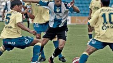 <b>UN MURO. </b>Ion Vélez intenta un regate ante la oposición de Siro Darino y David García.