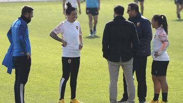 Marta Carro con Anil Murphy durante el entrenamiento del Valencia.