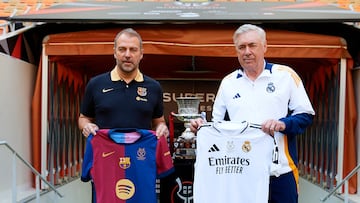 YEDA (ARABIA SAUDÍ), 11/01/2025.- Los entrenadores del Real Madrid CF y el FC Barcelona, Carlo Ancelotti (d) y Hansi Flick (i), respectivamente, han posado este sábado junto al trofeo en el estadio Al Jawhara de Yeda, que mañana acogerá la final de la Supercopa de España. EFE/RFEF/David Aliaga -SOLO USO EDITORIAL/SOLO DISPONIBLE PARA ILUSTRAR LA NOTICIA QUE ACOMPAÑA (CRÉDITO OBLIGATORIO)-