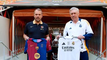 Carlo Ancelotti y Hansi Flick han posado junto al trofeo de la Supercopa de España.
