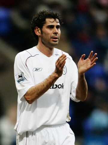 Tras su breve paso por Catar, Fernando Hierro firmó un contrato de un año con Bolton Wanderers para la temporada 2004-05. Sam Allardyce, entrenador del club en aquel momento, halagó su llegada al club y no estuvo equivocado. Hierro tuvo una influencia inmediata en el equipo, lanzó alguna falta y en ocasiones daba algún consejo táctico al entrenador. En las islas disputó 31 partidos e incluso anotó un gol. El equipo terminó sexto en la Premier League y Fernando Hierro decidió dejar el fútbol. Sam Alalrdyce le definió como “el mejor pasador en la historia del club”.