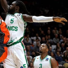 El Valencia remonta al Unics y está a una victoria de la final