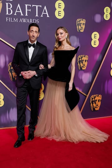 Adrien Brody y Georgina Chapman posan en la alfombra roja de los premios BAFTA 2025 celebrados en el Royal Festival Hall del Southbank Centre de Londres.