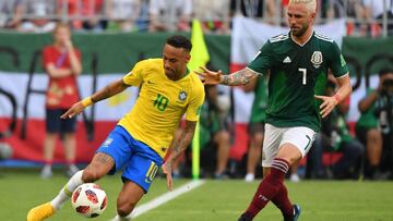 Miguel Layún, con México, contra Neymar.