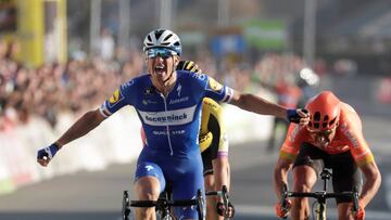 EPA2461. BRUSELAS (B&Eacute;LGICA), 29/03/2019.- El ciclista checo Zdenek Stybar del equipo Deceuinck Quick Step celebra tras vencer en la cl&aacute;sica E3 BinckBank Harelbeke, este viernes en Harelbeke, B&eacute;lgica. EFE/ Stephanie Lecocq