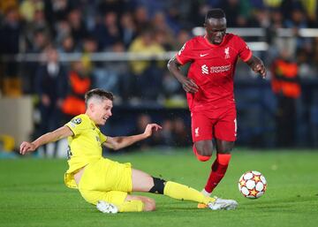 2-3. Sadio Mané marca el tercer gol tras salvar a Juan Foyth y al guardameta Gerónimo Rulli.