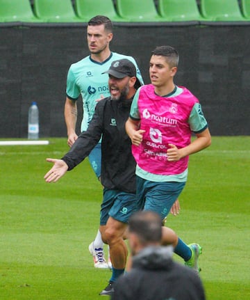 José Alberto ha estado muy activo durante todo el entrenamiento pidiéndole más a sus jugadores.