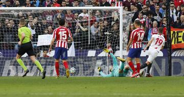 Atlético de Madrid 0-1 Sevilla | Pase filtrado que no acierta a desviar Savic, el balón llegó al delantero y este batió a Oblak con un potente disparo en el mano a mano.