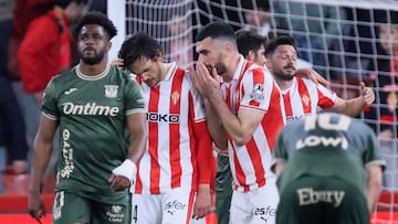 03-03-26. PABLO VÁZQUEZ Y ÁLEX CORREDERA DIALOGAN DURANTE EL PARTIDO ENTRE EL SPORTING Y EL LEGANÉS.