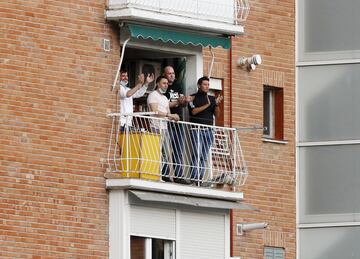 Los seguidores disfrutaron del partido desde los balcones de sus casas.