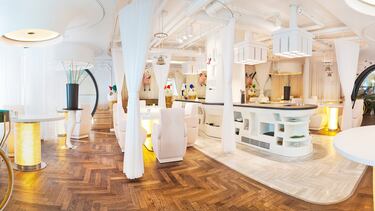 DiverXO es el restaurante insignia del chef español Dabiz Muñoz en Madrid, y es una de las experiencias gastronómicas más vanguardistas, creativas e intensas del mundo. Se le conoce como "La cocina de los cerdos voladores" y es famoso por su enfoque hedonista, sin límites y transgresor. La experiencia es un viaje sensorial y una forma de arte disruptiva que busca sorprender y "descolocar" al comensal.