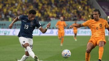 DOHA, QATAR - NOVEMBER 25: Gonzalo Plata of Ecuador crosses the ball under the pressure from Stefan De Vrij of Netherlands during the FIFA World Cup Qatar 2022 Group A match between Netherlands and Ecuador at Khalifa International Stadium on November 25, 2022 in Doha, Qatar. (Photo by Kaz Photography/Getty Images)