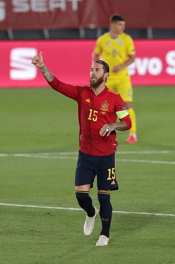 1-0. Sergio Ramos celebró el primer gol que marcó de penalti.