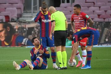 El delantero argentino del Barcelona Lionel Messi habla con el árbitro español Pablo González Fuertes