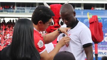 Adrián Ramos fue condecorado en el día de su último partido con América de Cali.