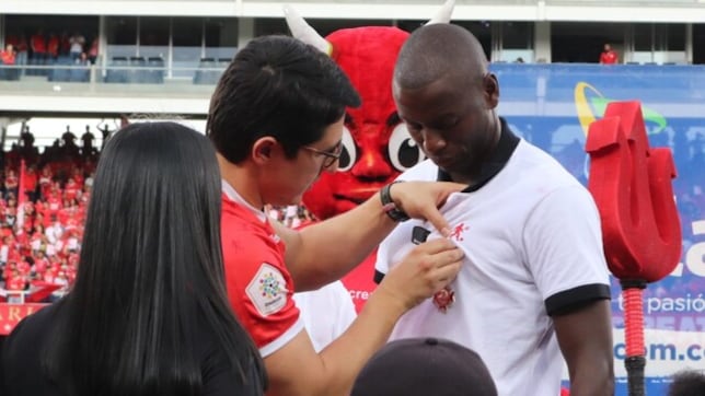 Adrián Ramos recibe Orden de la Democracia Simón Bolívar