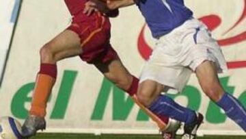 <b>TITULAR.</B> Fernando Vázquez ha alineado como titular en las últimas jornadas al futbolista de la cantera.