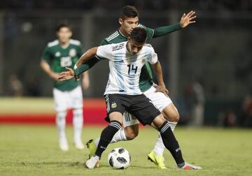 Maximiliano Meza disputando un balón con la Selección Argentina ante México en partido amistoso