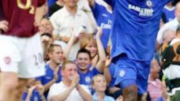 <B>SIN QUERER. </B> Mourinho apostó por Crespo en el once titular, pero tuvo que recurrir a Drogba para ganar, de rebote, el derbi londinense.