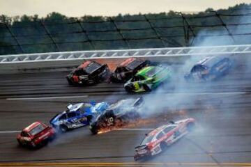 Carrera en la pista de Talladega en Alabama, uno de los óvalos más rápidos y largos de la temporada con más de 4,1 km. En dicha pista, como en Daytona, las velocidades son muy altas, debido tanto a su longitud como a sus peraltes; por tanto en todas las categorías se le colocan dos placas restrictoras de velocidad, sobre todo en la boca del carburador, impidiendo que el motor desarrolle más caballaje dejando a los vehículos con la mitad de la potencia de los motores.