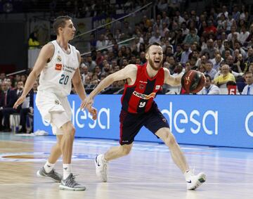 Carroll y Marcelinho Huertas.