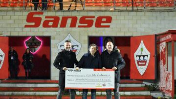 Imagen de la donación de la UD Sanse y ASSA Abloy al Banco de Alimentos tras el "Boxing Day" ante el Rayo Majadahonda.