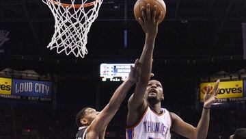 Kevin Durant trata de anotar ante Tim Duncan.