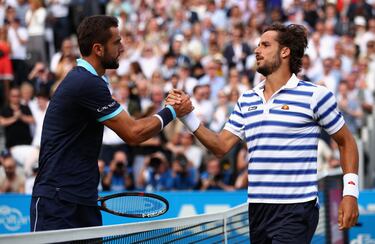 Feliciano López y Marin Cilic se saludan tras finalizar el partido.
