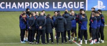 El t&eacute;cnico Tito Vilanova dio una charla a sus jugadores durante el entrenamiento en Par&iacute;s.