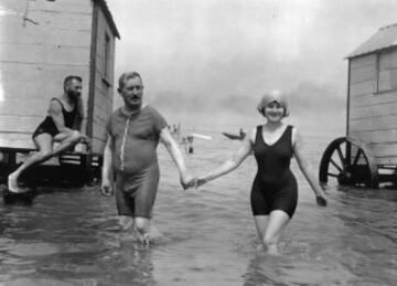 Una pareja disfruta de la playa en 1911.