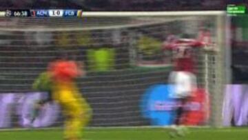 Momento en que Zapata toca el balón con la mano antes del remate de Boateng.