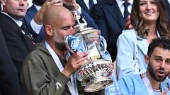 Pep Guardiola, entrenador del Manchester City, besa el trofeo de la FA Cup.