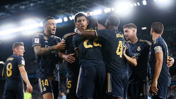 VIGO (GALICIA), 25/08/2023.- El centrocampista británico del Real Madrid Jude Bellingham (3-i) celebra con sus compañeros su gol durante el partido correspondiente a la Jornada 3 de LaLiga que enfrenta este viernes al Celta de Vigo y Real Madrid en el estadio de Balaídos, en Vigo. EFE/Lavandeira
