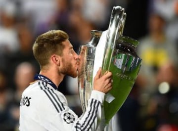 Sergio Ramos besa la décima Copa de Europa.