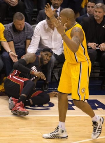 LeBron James cae ante David West.